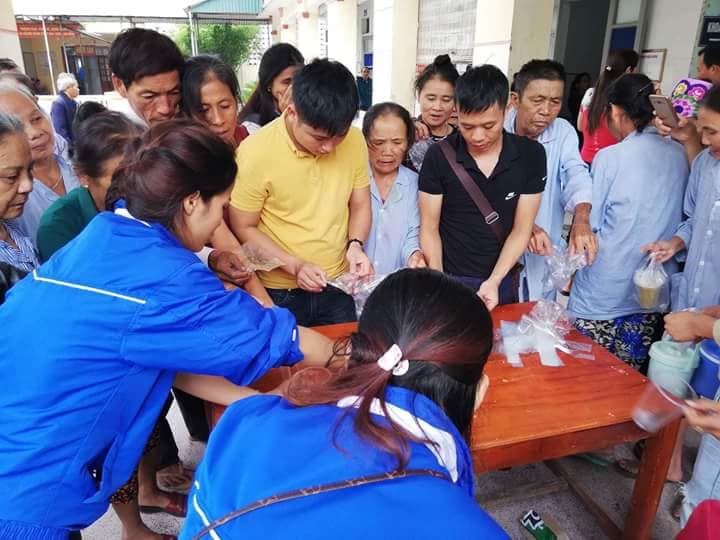 Phát hơn 500 bát cháo miễn phí cho người bệnh nhân kỷ niệm 62 năm ngày thành lập Hội LHTN Việt Nam