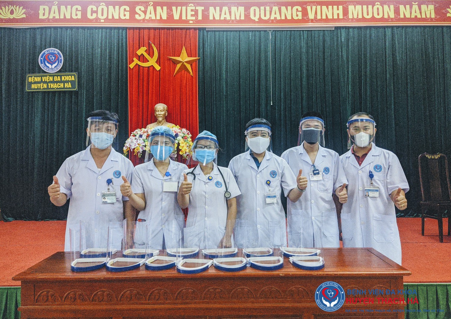 Cán bộ, đoàn viên Chi đoàn Bệnh viện đa khoa huyện Thạch Hà tự chế mũ tấm chắn giọt bắn phòng lây bệnh dịch.