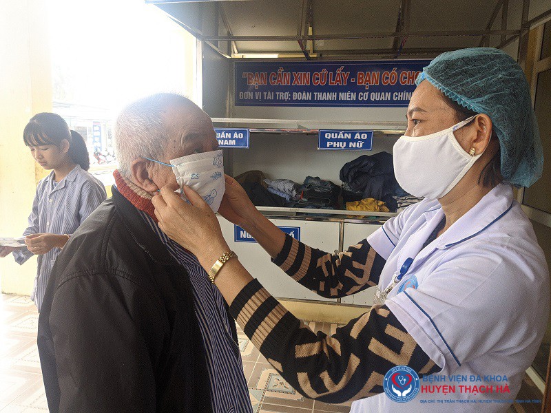 Bệnh viện Thạch Hà: Hướng dẫn rửa tay, phát khẩu trang miễn phí cho người bệnh để phòng chống dịch Covid-19