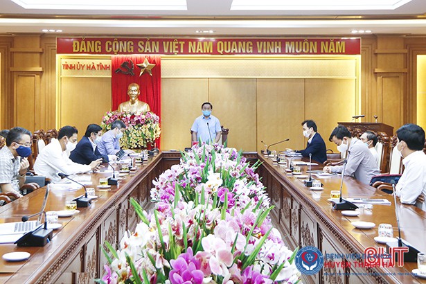 Phó Bí thư Thường trực Tỉnh ủy Hoàng Trung Dũng, Chủ tịch UBND tỉnh Trần Tiến Hưng cùng các đồng chí trong Ban Thường vụ Tỉnh ủy tham dự.