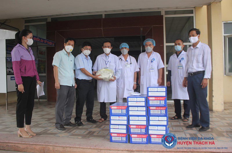 UBMTTQ trao tặng 15 thùng sữa của Công ty TH Truemilk và 160 khẩu trang của Tập đoàn Hải Âu cho Bệnh viện Thạch Hà
