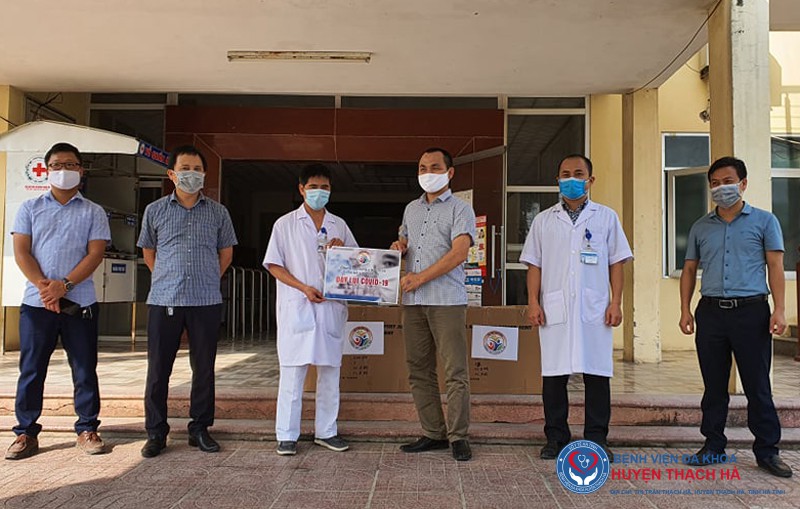 Hội Cựu học sinh Trường PTTH Chuyên Hà Tĩnh tặng thiết bị vật tư y tế phòng chống dịch COVID-19 cho Bệnh viện Thạch Hà