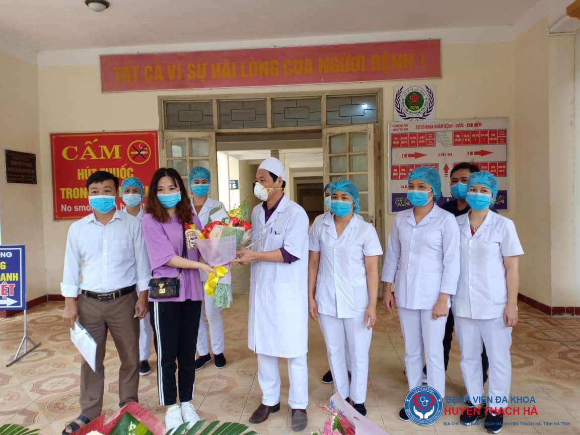 Lãnh đạo Bệnh viện Đa khoa Cửa khẩu Cầu treo tặng hoa chúc mừng Bệnh nhân 146 khỏi bệnh ra viện