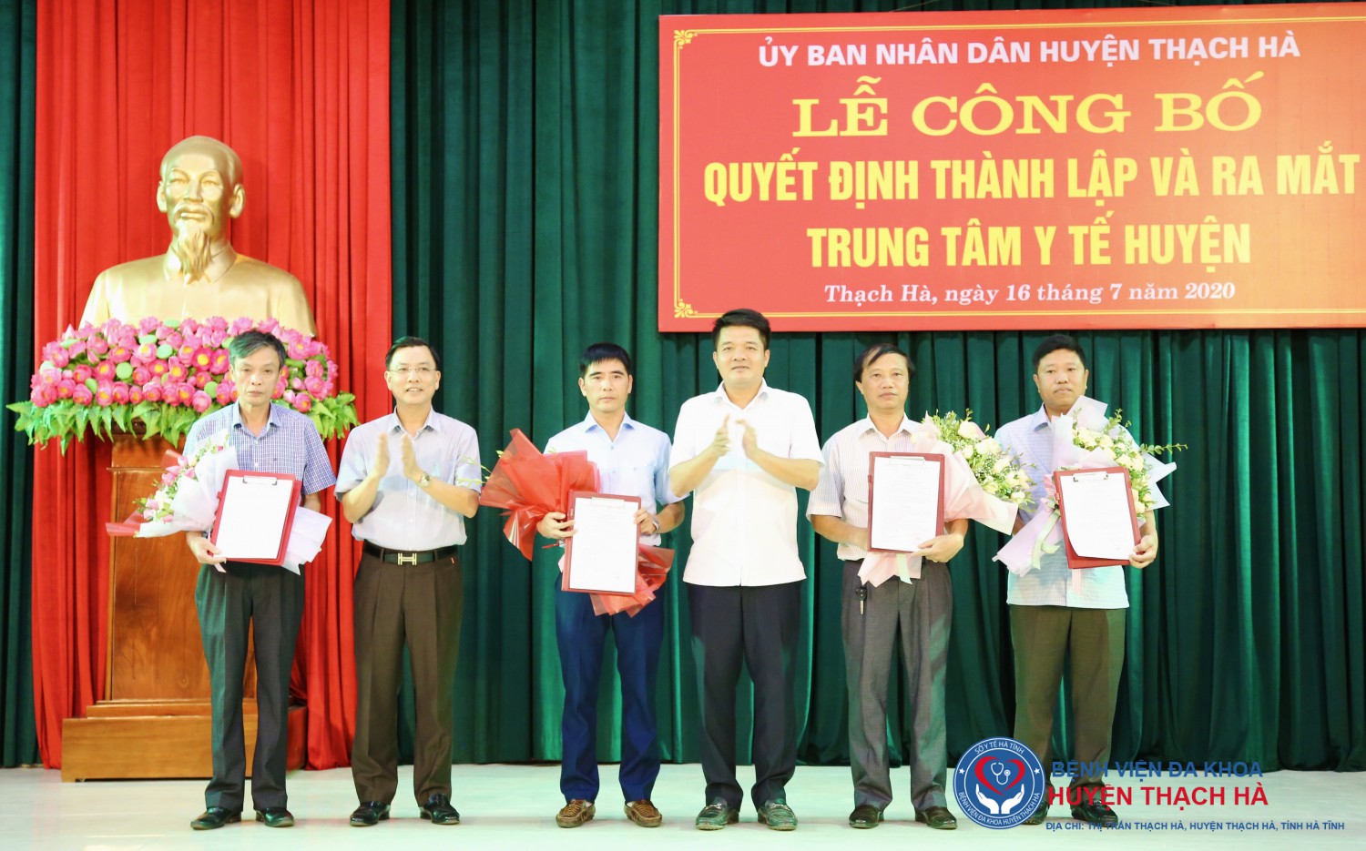 Bí thư huyện ủy Trần Nhật Tân trao QĐ bổ nhiệm và tặng hoa chúc mừng Giám đốc, các Phó Giám đốc Trung tâm