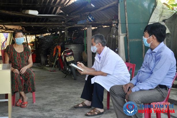 Cán bộ tổ dân phố, cán bộ y tế lấy thông tin khai báo y tế từ bà Nguyễn Thị Ngùy, tổ dân phố Tân Phú, thị trấn Thiên Cầm.