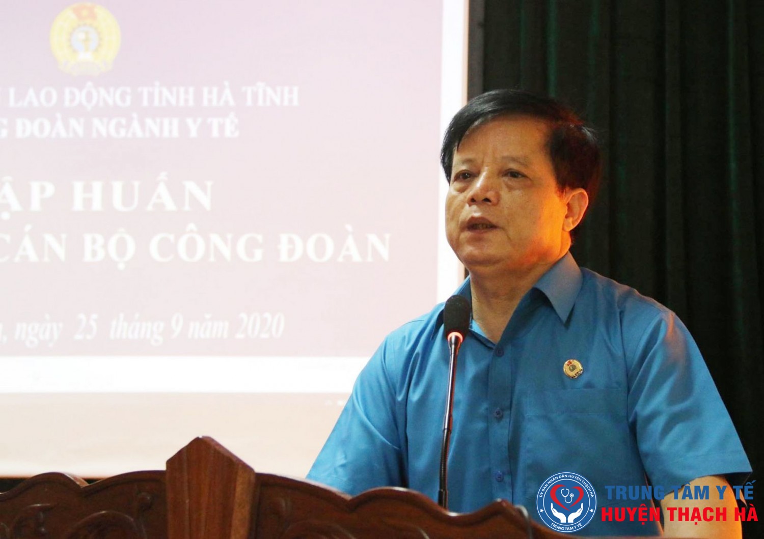 Đ/c Lê Văn Chí - Trưởng Ban Chính sách Pháp luật Liên đoàn Lao động tỉnh phát biểu tại lớp tập huấn