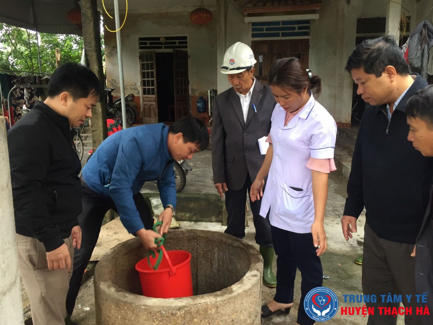 Cán bộ CDC Hà Tĩnh hướng dẫn người dân xử lý nước sinh hoạt