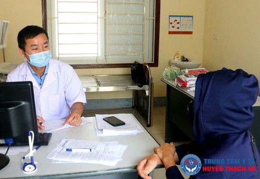 Bác sỹ Trung tâm Kiểm soát bệnh tật Hà Tĩnh tư vấn điều trị bệnh nhân nhiễm HIV/AIDS