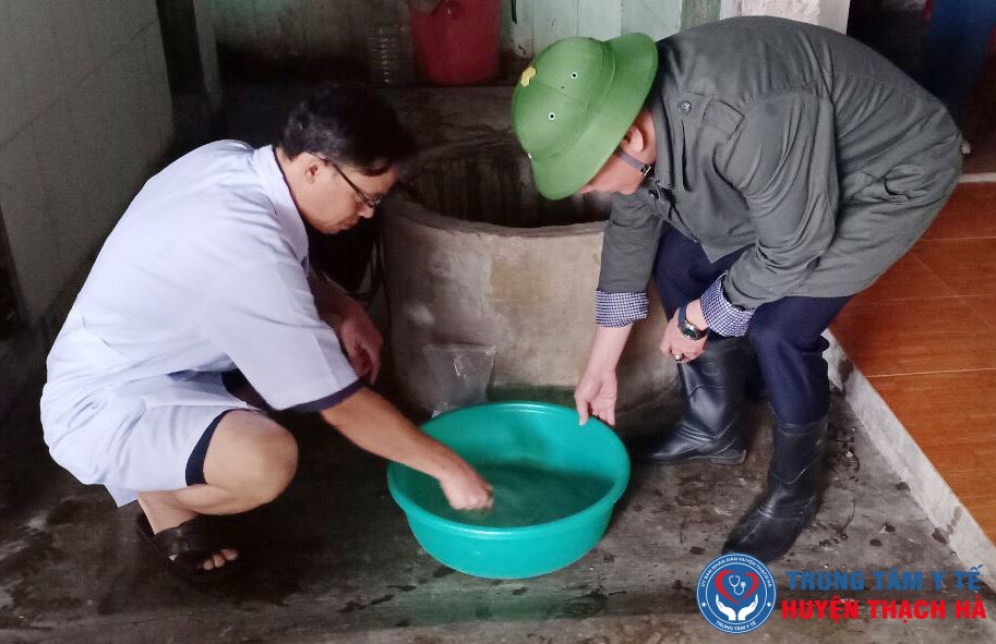 Giám đốc CDC Hà Tĩnh hướng dẫn xử lý nước sinh hoạt cho người dân tại xã Cẩm Bình