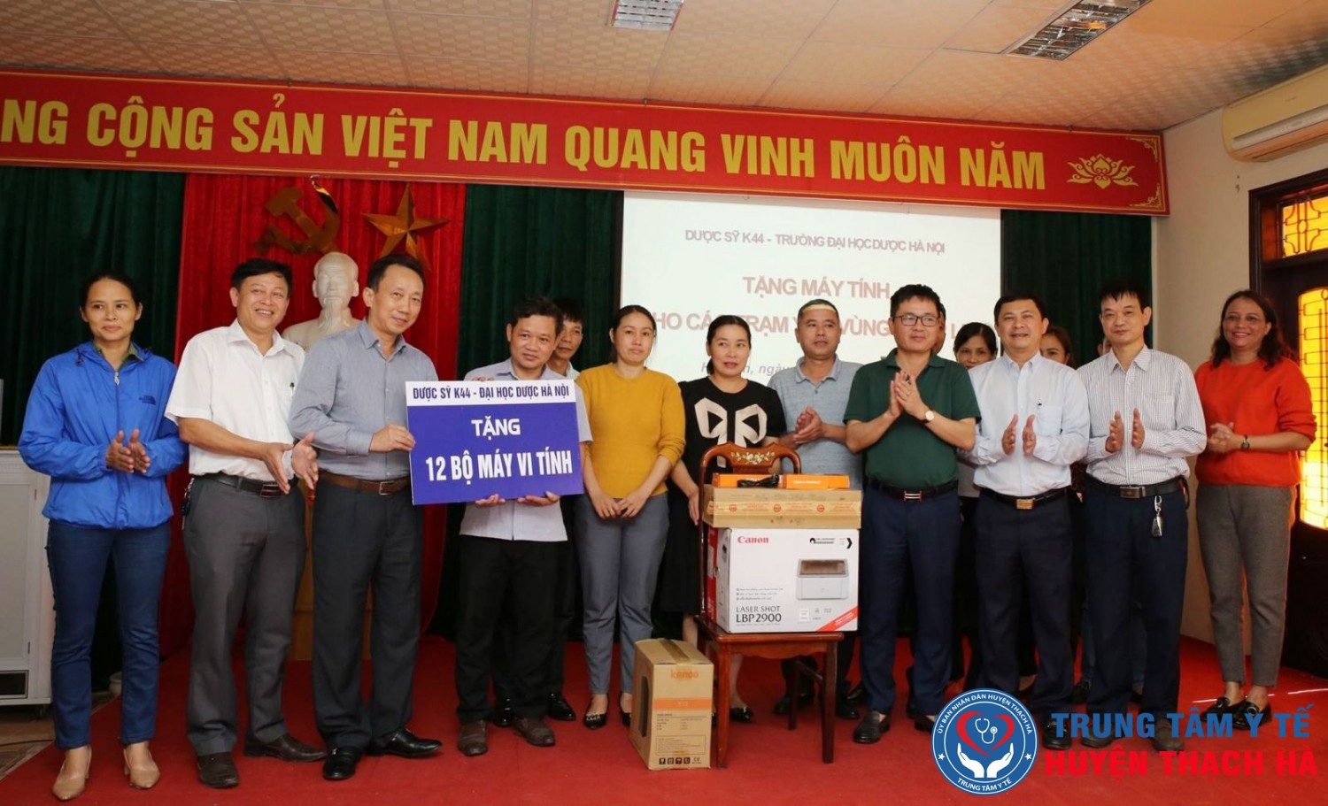 Đoàn đã trao tặng 12 bộ máy vi tính cho 12 trạm y tế bị thiệt hại do lũ lụt