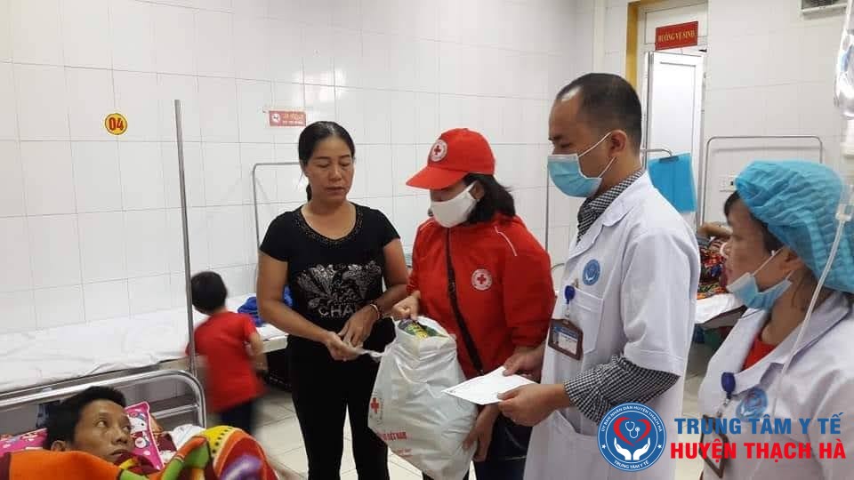 Cắt tóc, phát cháo miễn phí và tặng quà cho người bệnh đang điều trị tại Trung tâm Y tế huyện Thạch Hà