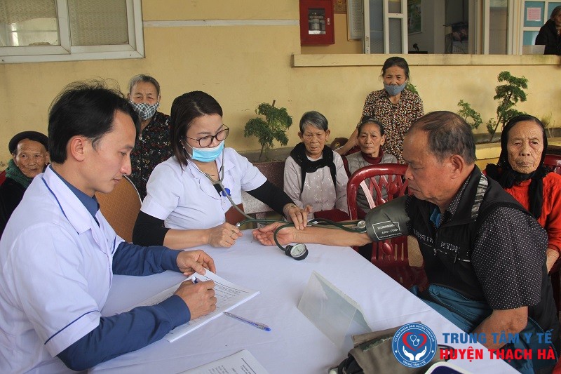 TTYT huyện Thạch Hà khám, phát thuốc và tặng quà cho 300 người có công, người nghèo 3 xã Thạch Đài, Tượng Sơn, Thạch Hội