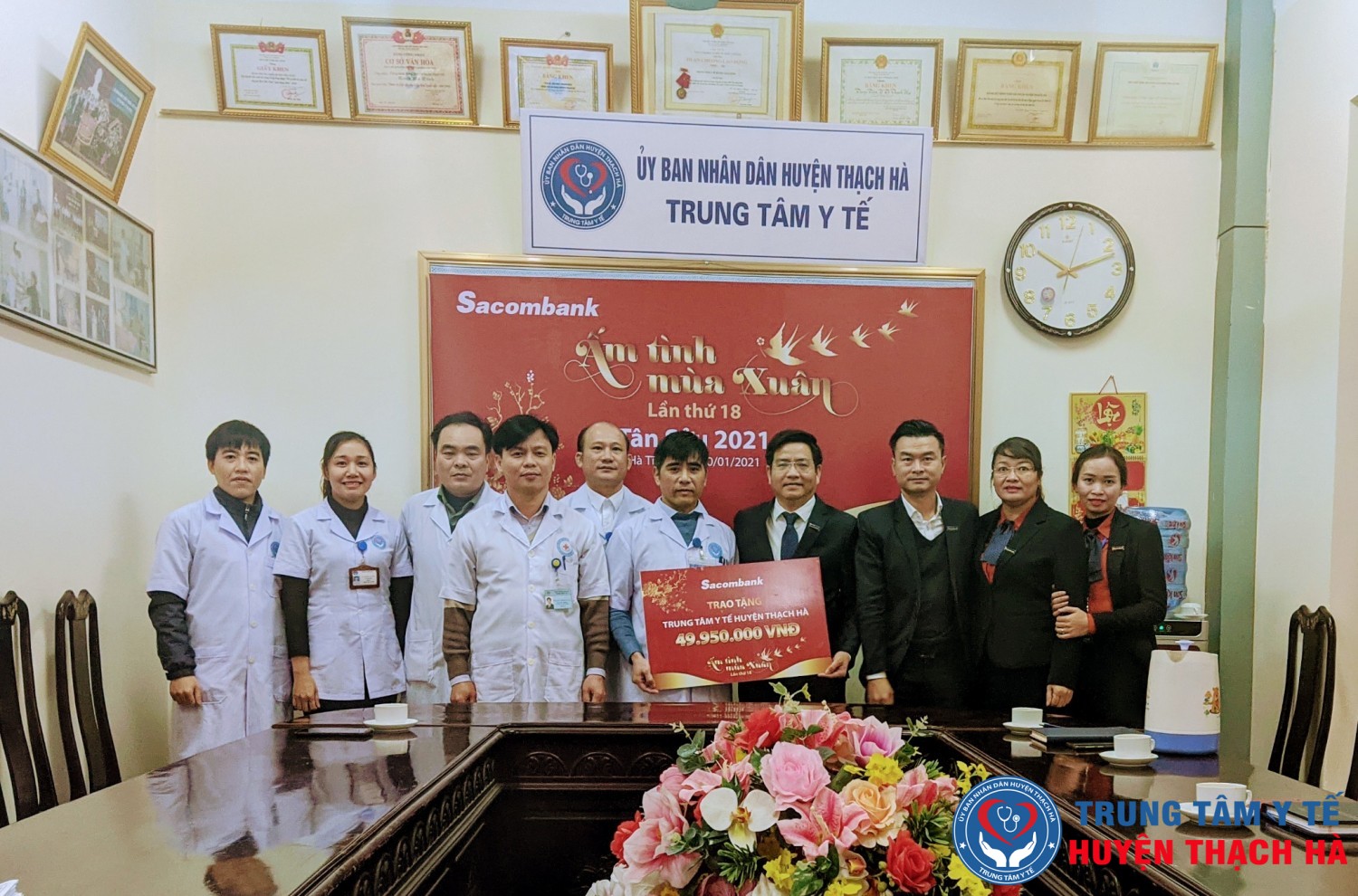 Ngân hàng Sacombank Hà Tĩnh tặng quà Trung tâm Y tế huyện Thạch Hà nhân dịp Tết Tân Sửu.