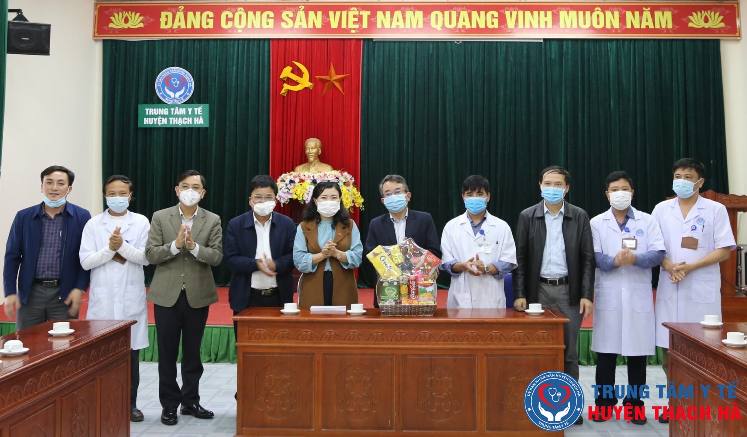 Đoàn công tác của BTV Tỉnh uỷ tặng quà chúc Tết Trung tâm Y tế huyện Thạch Hà