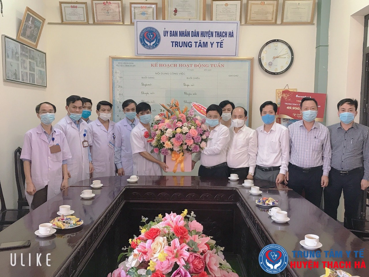 Lãnh đạo huyện tặng hoa chúc mừng 66 năm ngày Thầy thuốc Việt Nam (27/02/1955 - 27/02/2021)