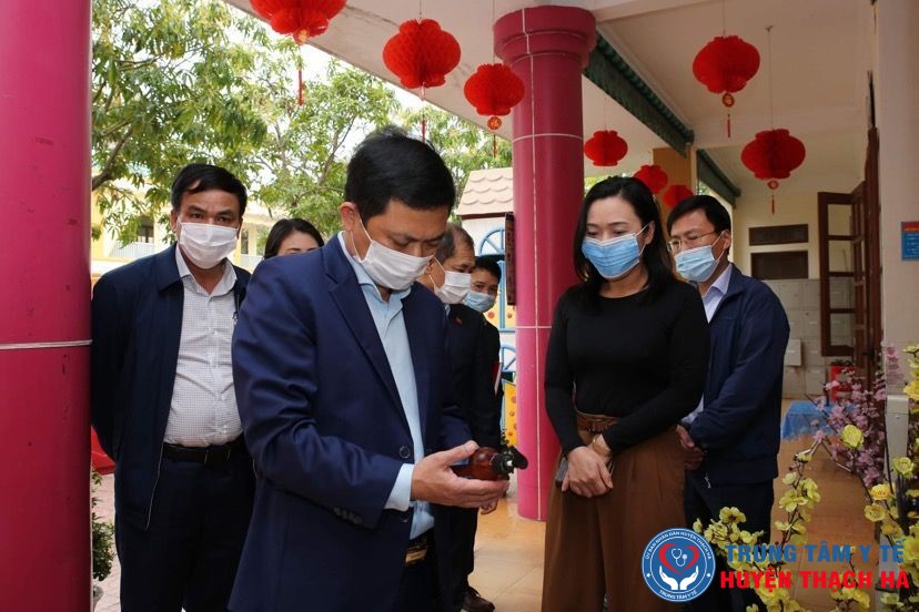 Phó Chủ tịch UBND tỉnh Lê Ngọc Châu cùng lãnh đạo Sở Y tế kiểm tra công tác phòng chống dịch Covid-19 tại một số trường học trên địa bàn