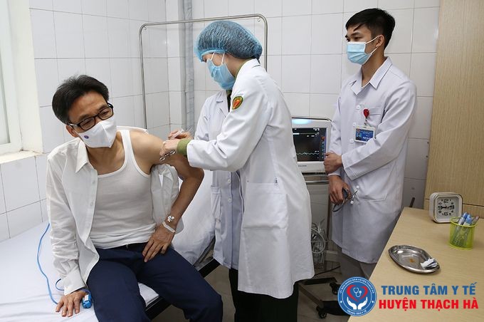 Phó thủ tướng Vũ Đức Đam tiêm thử mũi hai vaccine Nano Covax, sáng 26/3. Ảnh: ĐN