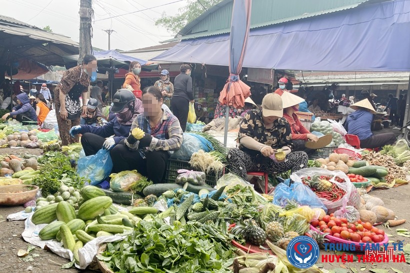 Tại các khu vực chợ dân sinh, nhiều người dân Hà Tĩnh vẫn không sử dụng khẩu trang. Ảnh chụp sáng ngày 26/4 tại chợ thành phố Hà Tĩnh.