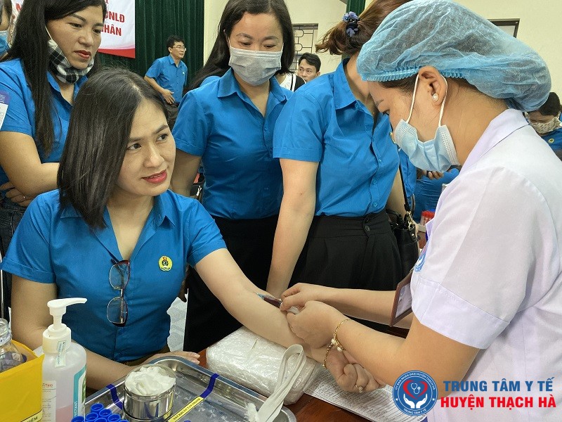 Trung tâm Y tế huyện Thạch Hà khám sức khỏe, sàng lọc ung thư cho đoàn viên công đoàn trên toàn huyện nhân “Tháng Công nhân” năm 2021