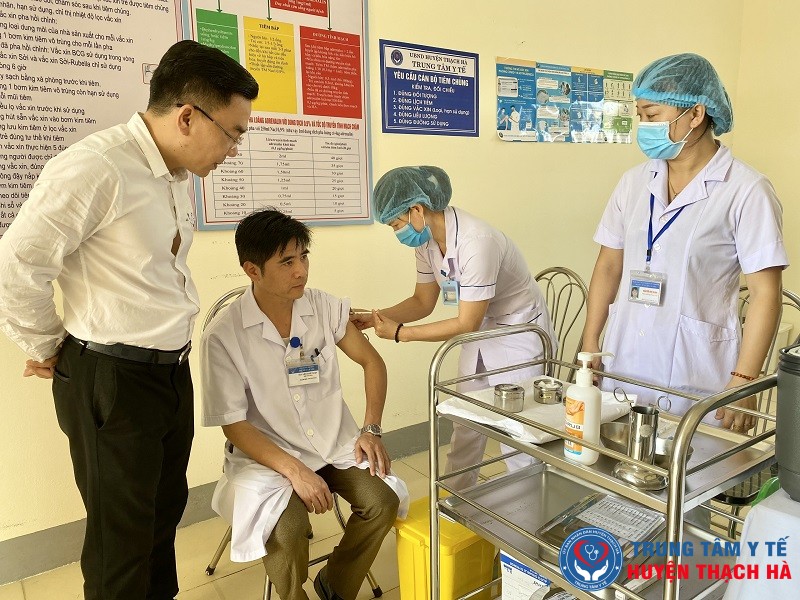 Trung tâm Y tế huyện Thạch Hà triển khai tiêm phòng vắc xin Covid-19 AstraZeneca