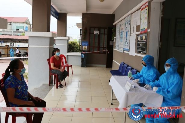 Cán bộ y tế tổ chức cho người dân sống trong khu vực có ca tái dương tính với Covid-19 tại xã Tượng Sơn khai báo y tế.