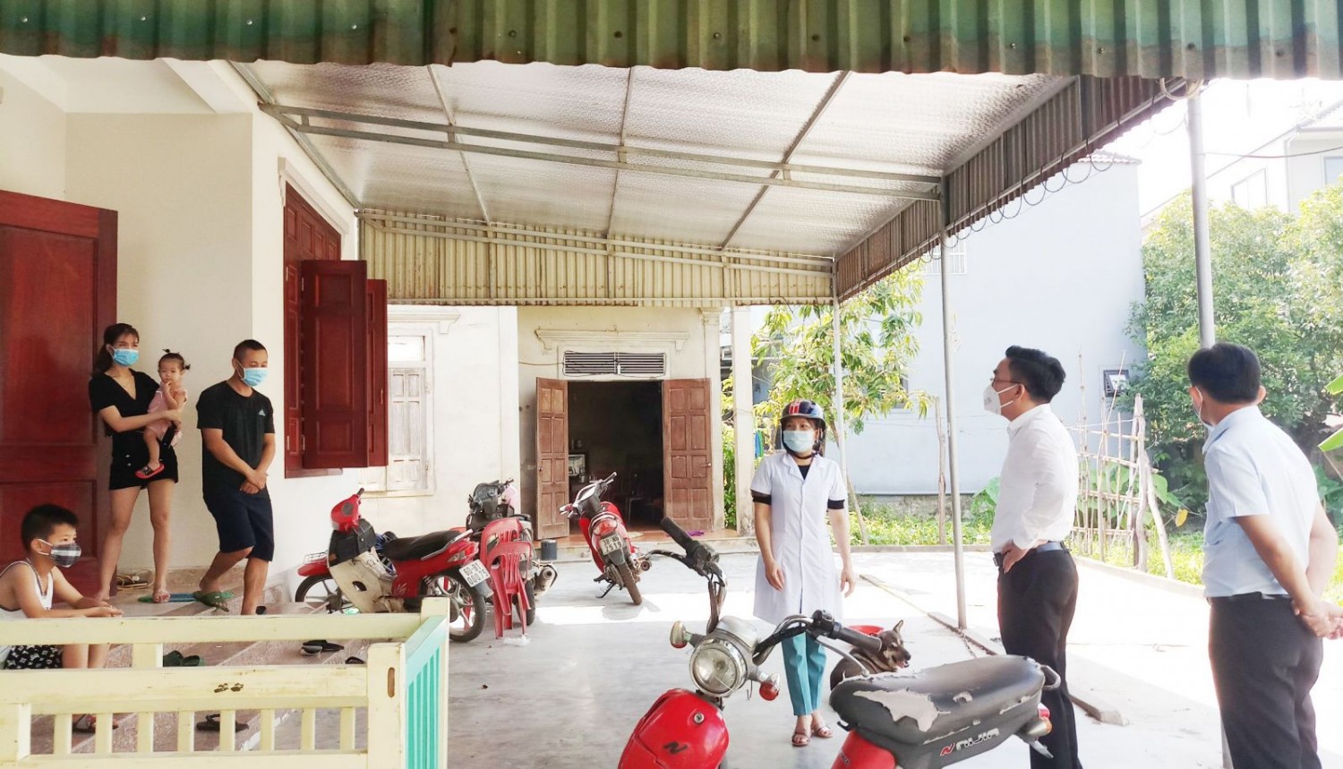 Giám sát việc cách ly tại nhà của một hộ dân trên địa bàn phường Hà Huy Tập