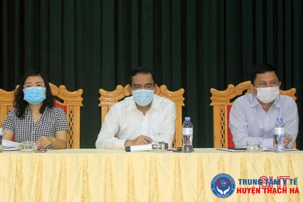 Chủ tịch UBND tỉnh Võ Trọng Hải và Phó Chủ tịch UBND tỉnh Lê Ngọc Châu chủ trì họp khẩn vào chiều tối ngày 5/5/2021 khi Hà Tĩnh xuất hiện 2 ca dương tính Covid-19 sau thời gian cách ly