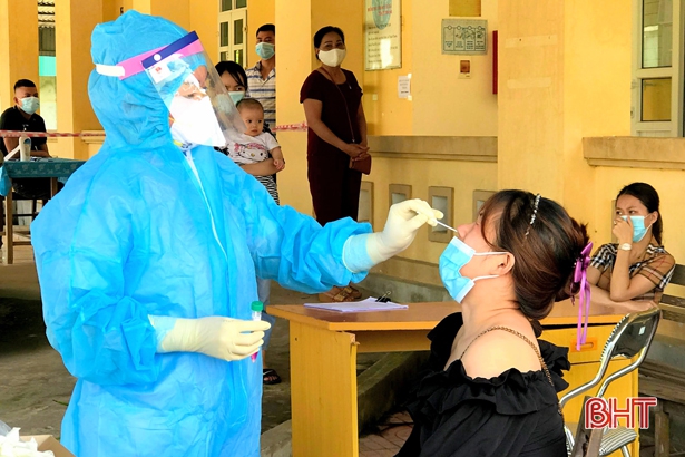 Trung tâm Y tế huyện Thạch Hà tiến hành lấy mẫu xét nghiệm một số trường hợp đi từ vùng có dịch về (Ảnh: Hiền Lương).