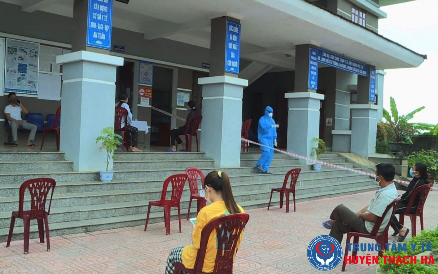 Các công dân đến khai báo tại Trạm Y tế Tượng Sơn, Thạch Hà
