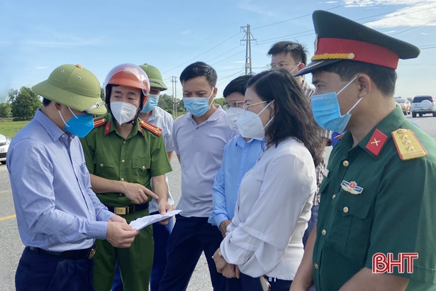 Ngay sau khi phát hiện ca mắc, Phó Chủ tịch UBND tỉnh Lê Ngọc Châu cùng các lực lượng chức năng đã có mặt tại thôn Đông Hà 2, xã Thạch Long chỉ đạo triển khai các biện pháp phòng, chống dịch.
