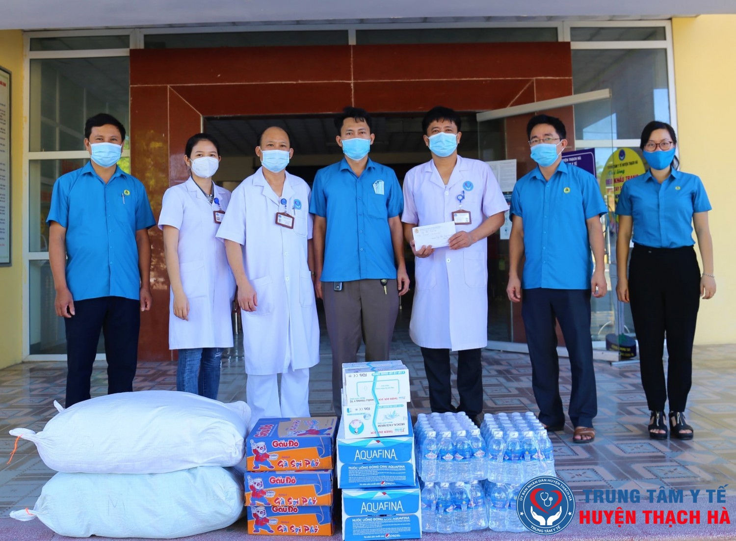 Liên đoàn lao động huyện Thạch Hà đại diện cho các Công đoàn trao 10 triệu đồng và một số nhu yếu phẩm thiết yếu hỗ trợ các cán bộ, đoàn viên Trung tâm Y tế huyện.