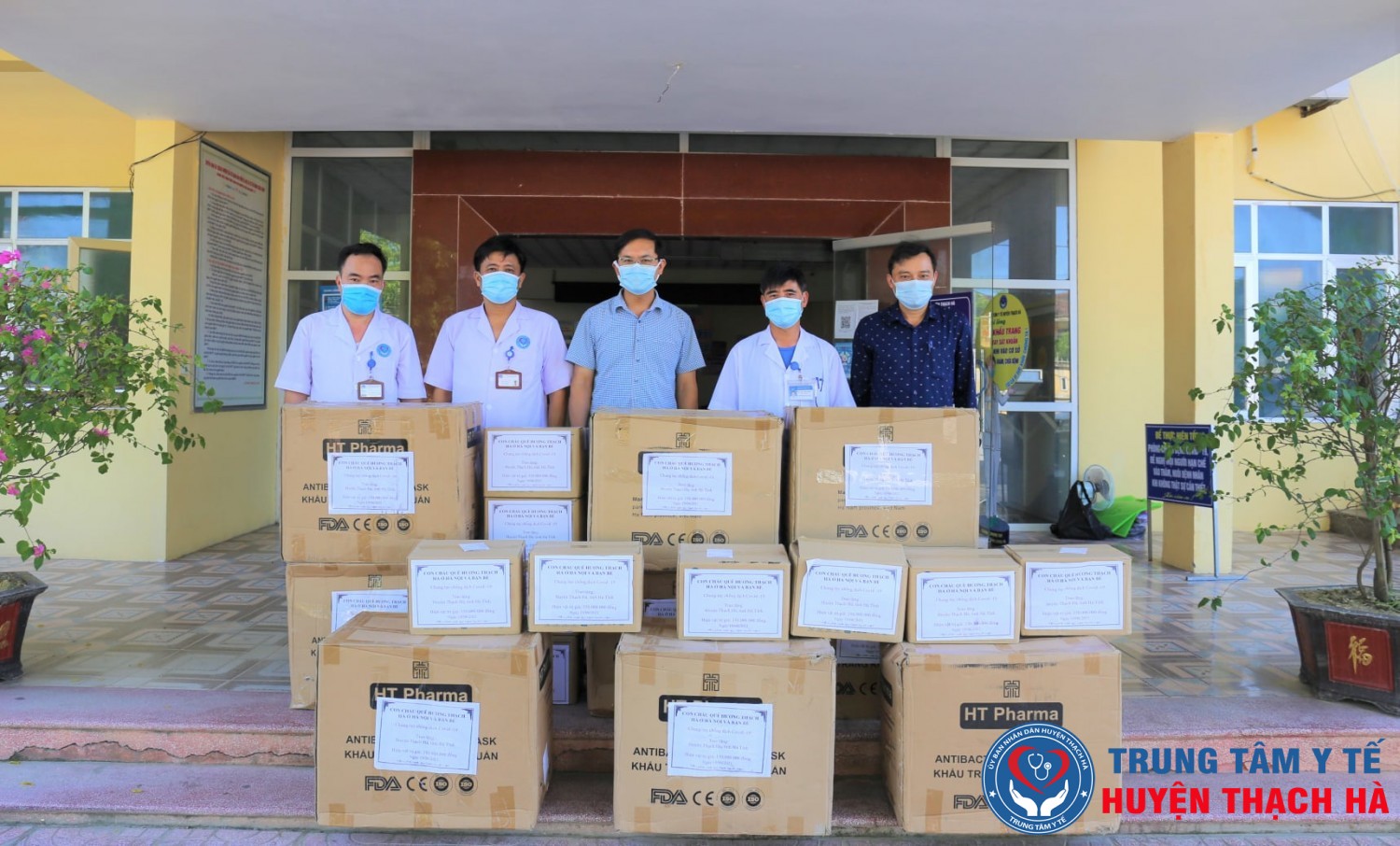 Ban chỉ đạo phòng chống dịch covid-19 huyện hỗ trợ TTYT huyện Thạch Hà vật tư y tế từ nguồn xã hội hóa