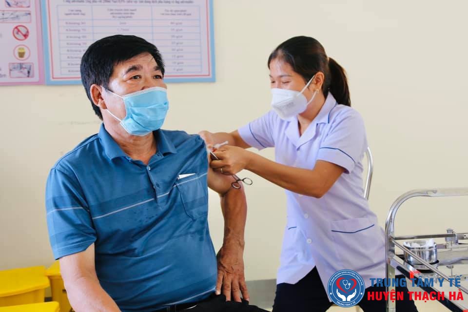 Trung tâm Y tế huyện Thạch Hà tiêm phòng vắc xin Covid-19 đợt 4 cho 2.261 công dân thuộc 9 nhóm đối tượng ưu tiên
