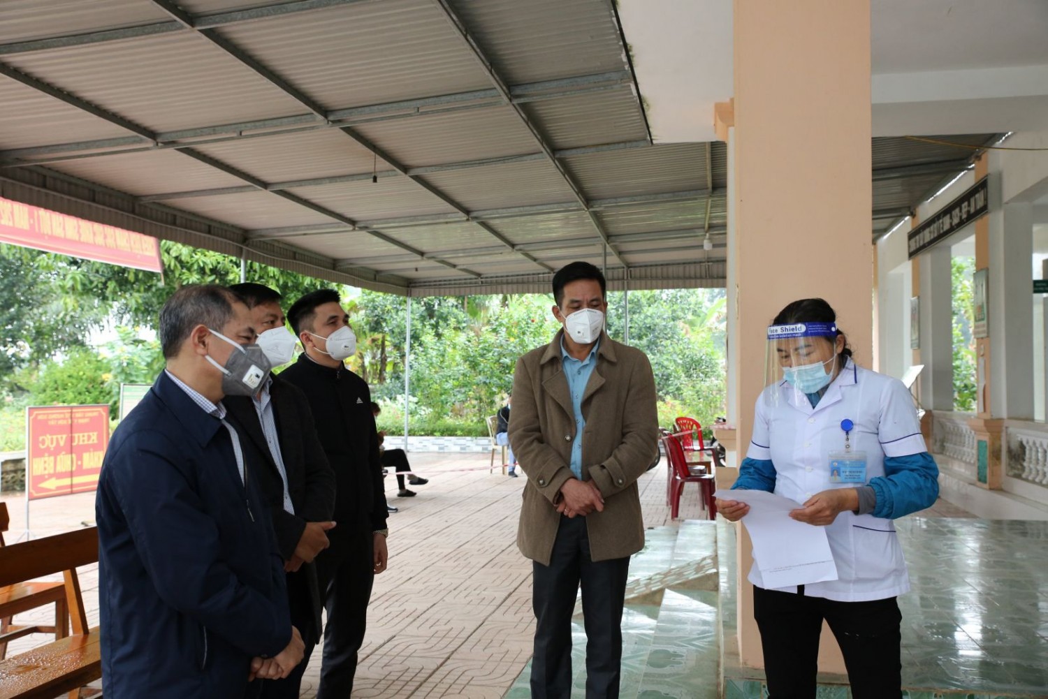 Quyền Giám đốc Sở Y tế Nguyễn Tuấn cùng Đoàn công tác trao đổi, đánh giá kết quả tiêm phòng vắc-xin tại xã Sơn Tây, huyện Hương Sơn.