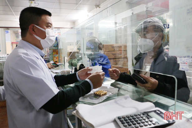Sở Y tế yêu cầu các cơ sở bán lẻ thuốc không bán thuốc có chứa hoạt chất Molnupiravir cho người dân khi chưa có đơn thuốc của bác sỹ.