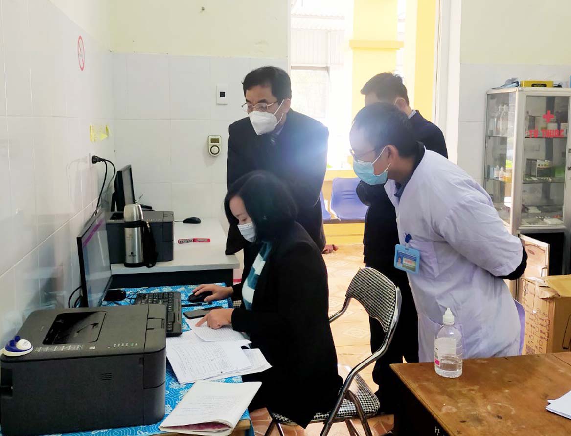 BS Lê Chánh Thành – Phó Giám đốc Sở Y tế kiểm tra việc cập nhật sách các trường hợp F0 lên phần mềm Hồ sơ sức khỏe điện tử tại Trạm Y tế thị trấn Thạch Hà