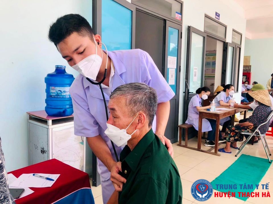 Khám, tư vấn sức khoẻ và cấp phát thuốc miễn phí hỗ trợ người dân vùng biển xã Thạch Trị