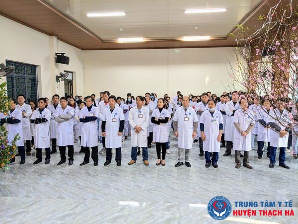Trung tâm Y tế huyện Thạch Hà chào cờ đầu xuân Quý Mão