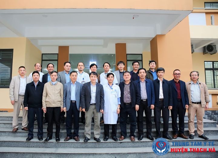 Đoàn công tác Bệnh viện Trung ương Huế làm việc tại Trung tâm Y tế huyện Thạch Hà