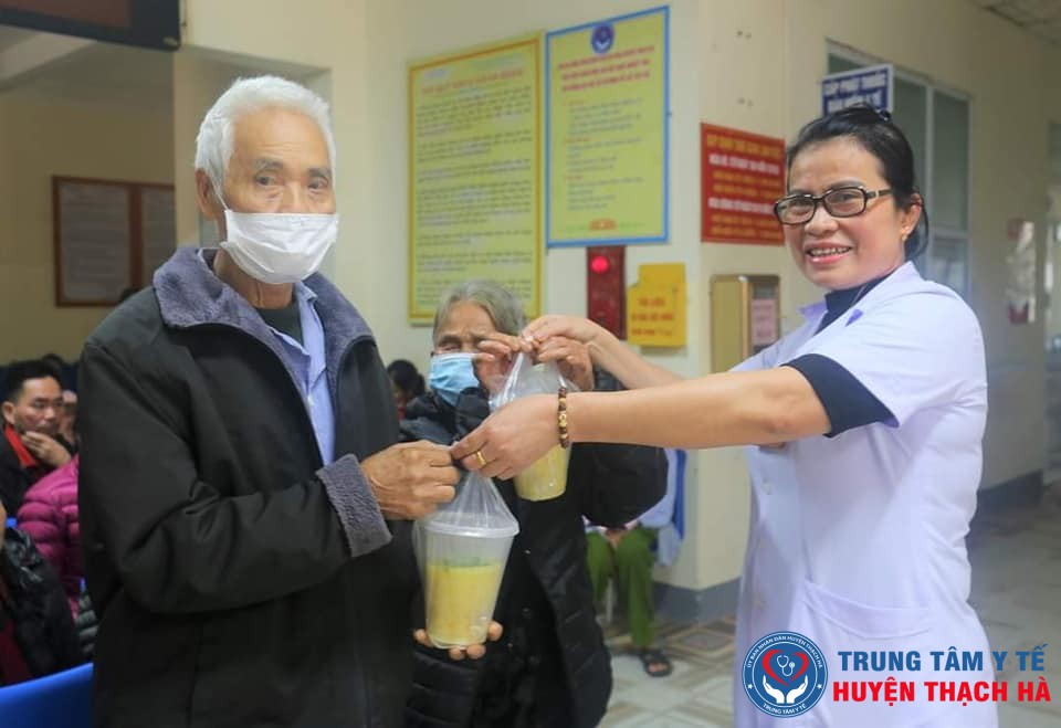 Chi hội Điều dưỡng Trung tâm Y tế huyện Thạch Hà hỗ trợ hơn 300 suất cháo cho bệnh nhân nghèo