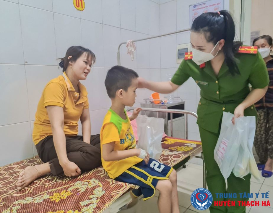 Chi hội Phụ nữ Công an huyện Thạch Hà tặng quà bệnh nhân nhi nhân Ngày Quốc tế thiếu nhi 1-6