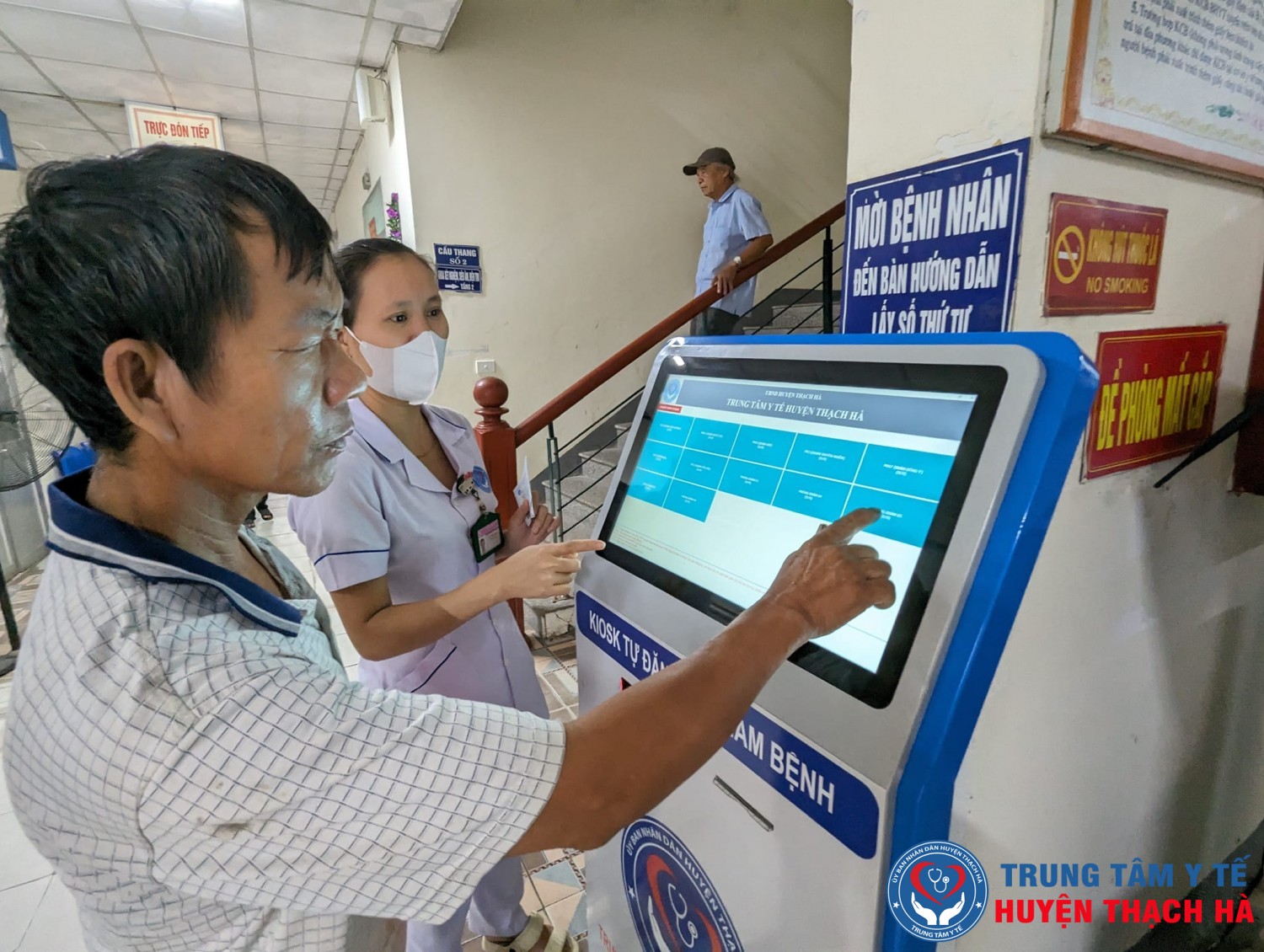 Trung tâm Y tế huyện Thạch Hà đưa vào sử dụng Kiosk đăng ký khám bệnh tự động