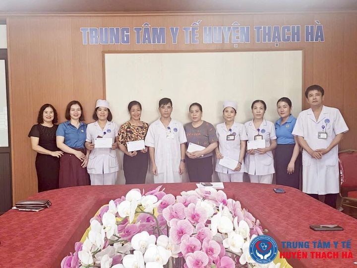 Tặng quà nữ công đoàn viên có hoàn cảnh khó khăn nhân kỷ niệm 94 năm ngày thành lập Hội LHPN Việt Nam