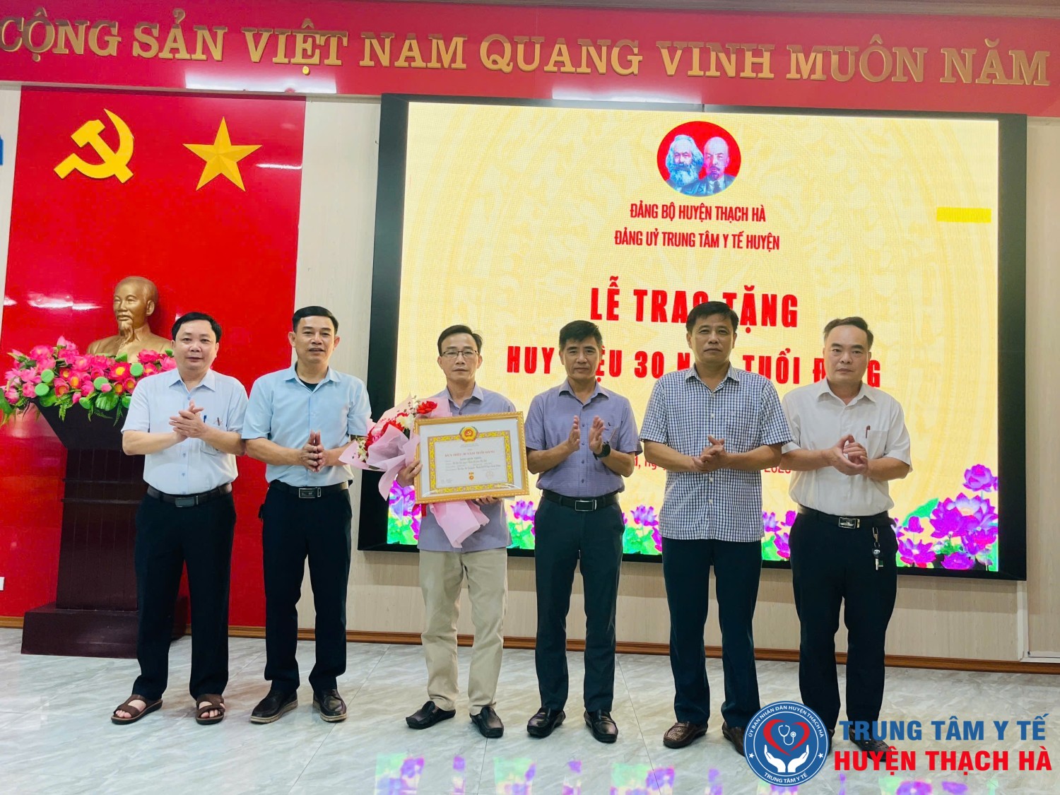 Các đồng chí trong Thường vụ Đảng ủy Trung tâm Y tế huyện Thạch Hà trao Huy hiệu 30 năm tuổi Đảng cho đồng chí Đặng Quốc Chiến