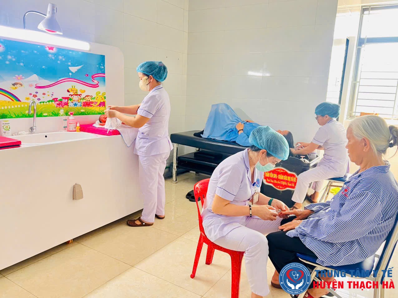 Hình ảnh ân cần của các điều dưỡng viên Trung tâm Y tế Thạch Hà bên người bệnh