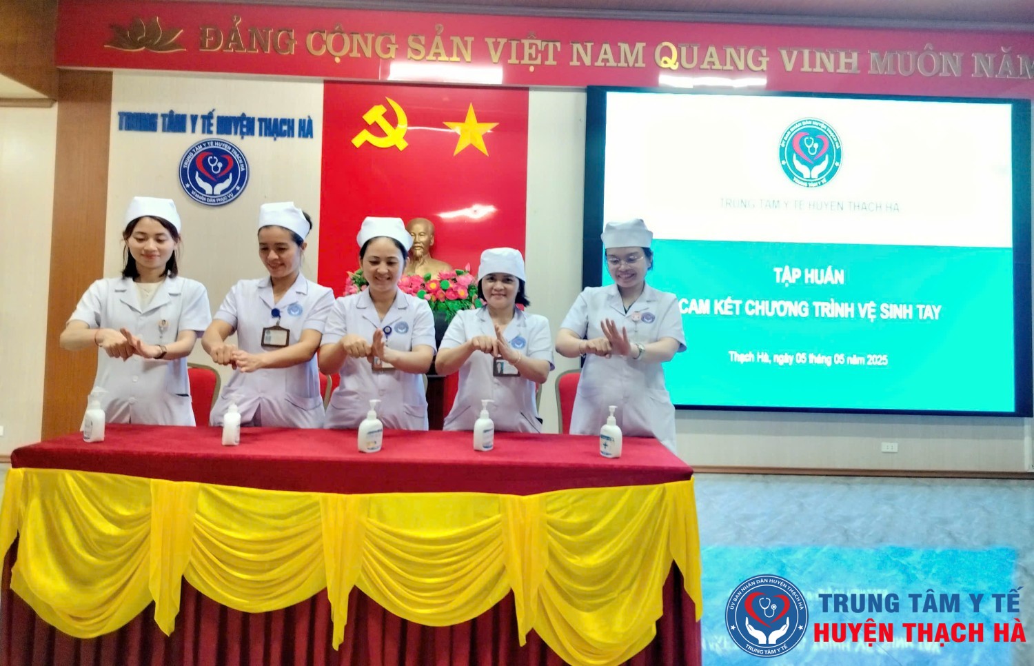 Cán bộ y tế thực hành vệ sinh tay tại lớp tập huấn