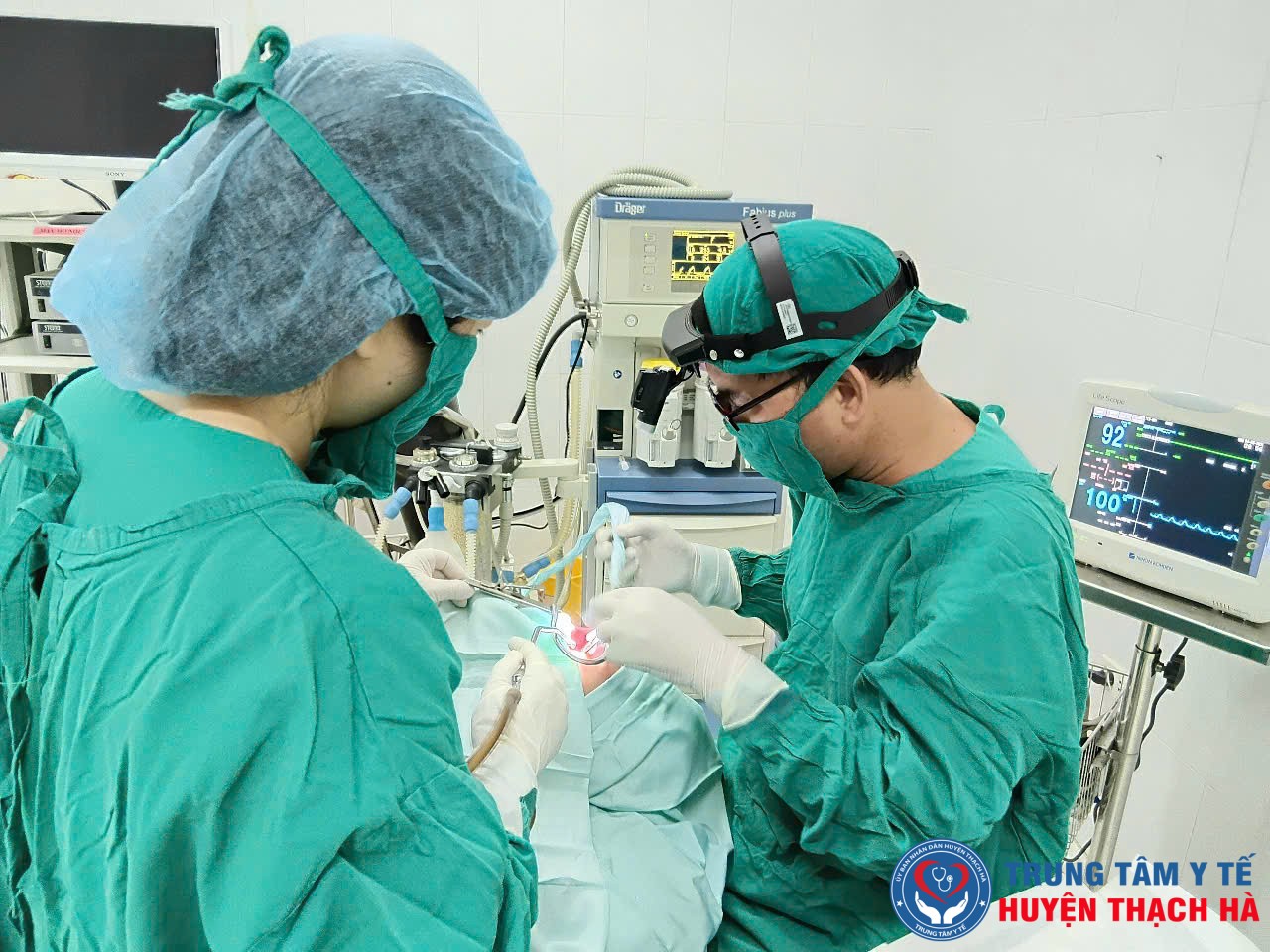 Các Bác sỹ Trung tâm Y tế huyện Thạch Hà đang thực hiện kỹ thuật cắt amydal bằng phương pháp gây mê nội khí quản cho một bệnh nhi