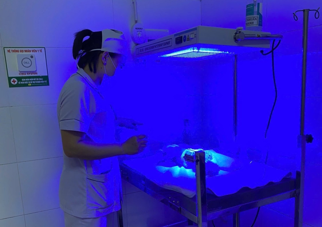 Chiếu đèn điều trị vàng da sơ sinh – Phương pháp an toàn và hiệu quả tại Trung tâm Y tế huyện Thạch Hà
