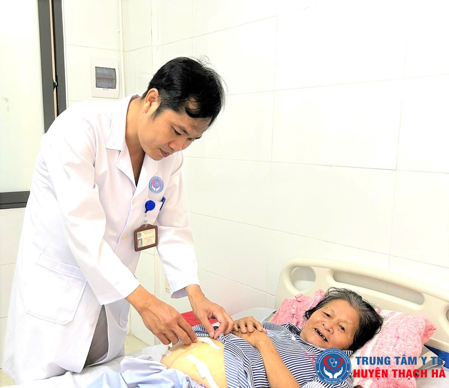 Bác sĩ  Trần Thanh Hải - Trưởng khoa CSSKSS và Phụ sản, Trung tâm Y tế Thạch Hà thăm khám cho bệnh nhân L.T.C sau mổ