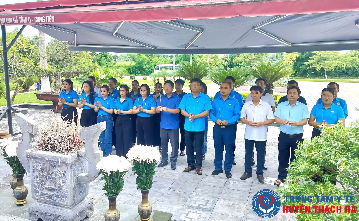 Đoàn dâng hương tại Khu tưởng niệm Lý Tự Trọng